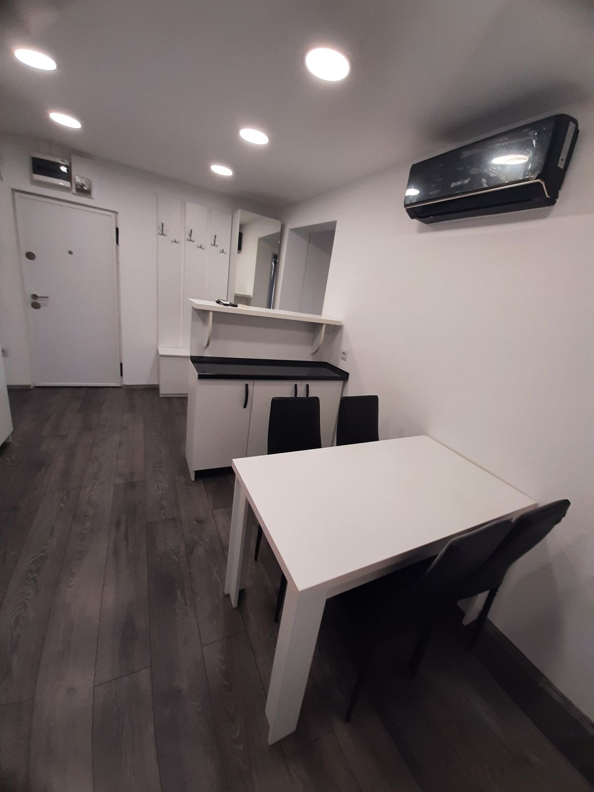 Inchiriez apartament cu 2 camere, zona Piata Rogerius