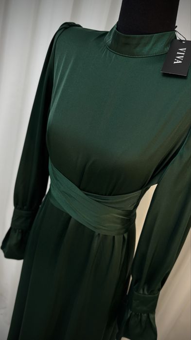 Атласное зеленое платье