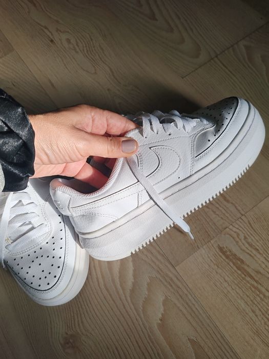 Бели маратонки Nike