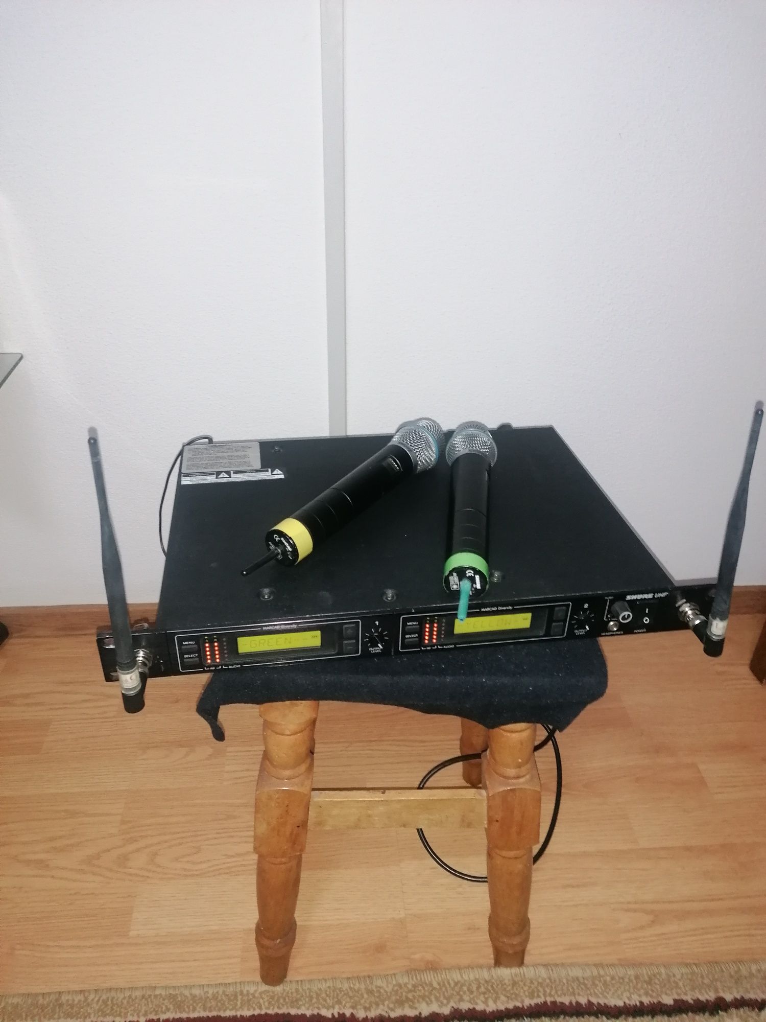 NEGOCIABIL. Set microfoane wireless shure u4d cu beta 87