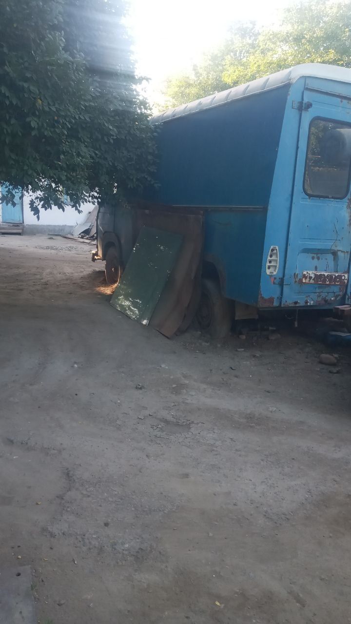Yuk mashina sotiladi