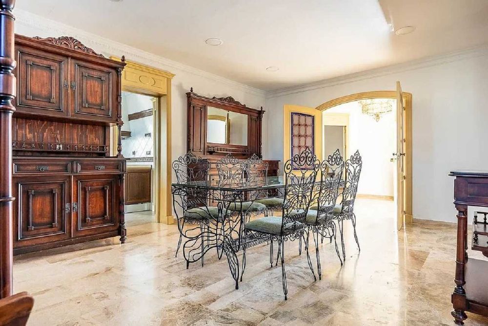 Casa de inchiriat 5camere, 3bai disponibila craciun , revelion