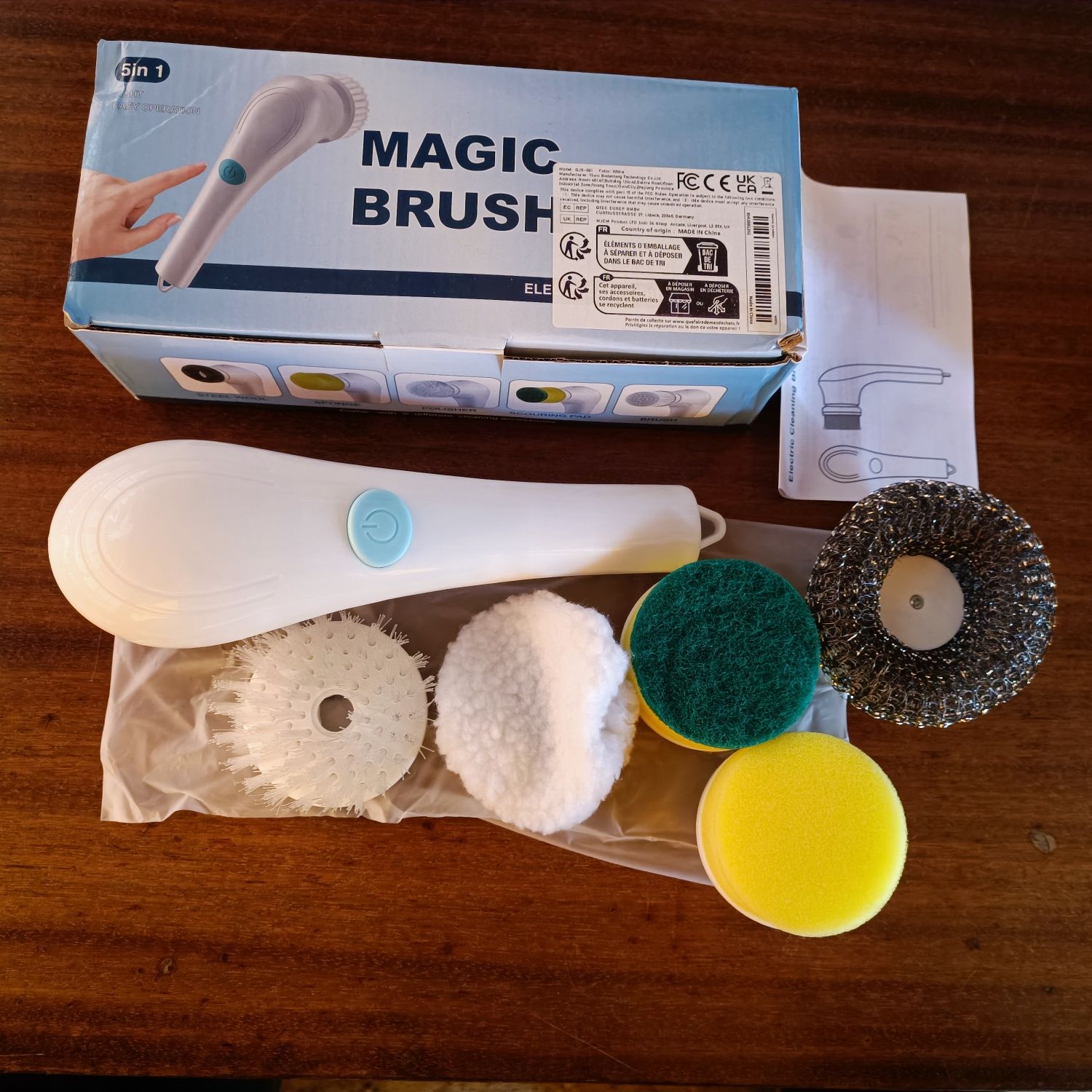 Четка за почистване MAGIC BRUSH 5 в 1 с вградена батерия.