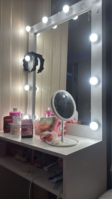 Продам туалетный столик