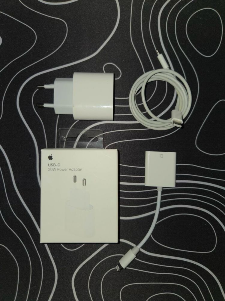 iPhone 14 Plus White 128 GB + 8 кейса + зарядно + Адаптер за SD карта