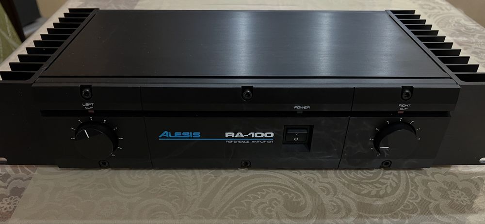 Студийный двухканальный усилитель-Alesis RA-100