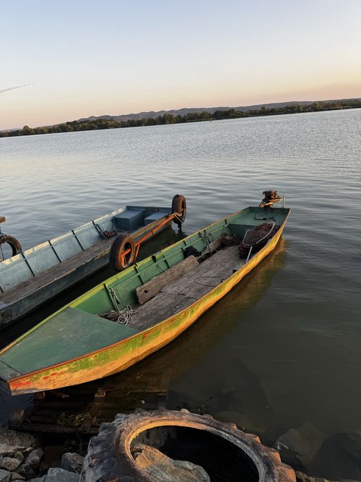 Vand barca de tabla  si  motor mercury de 5cp 4t