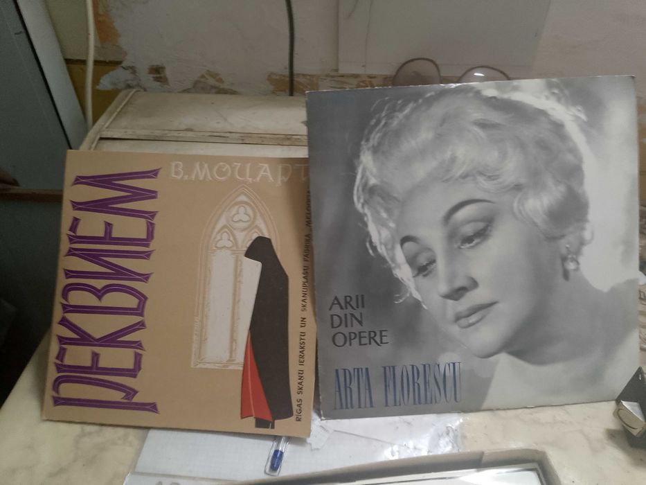 Продается проигрыватель пластинок, с множеством пластинок.