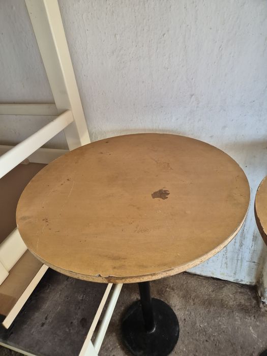 Masa cu picior metalic