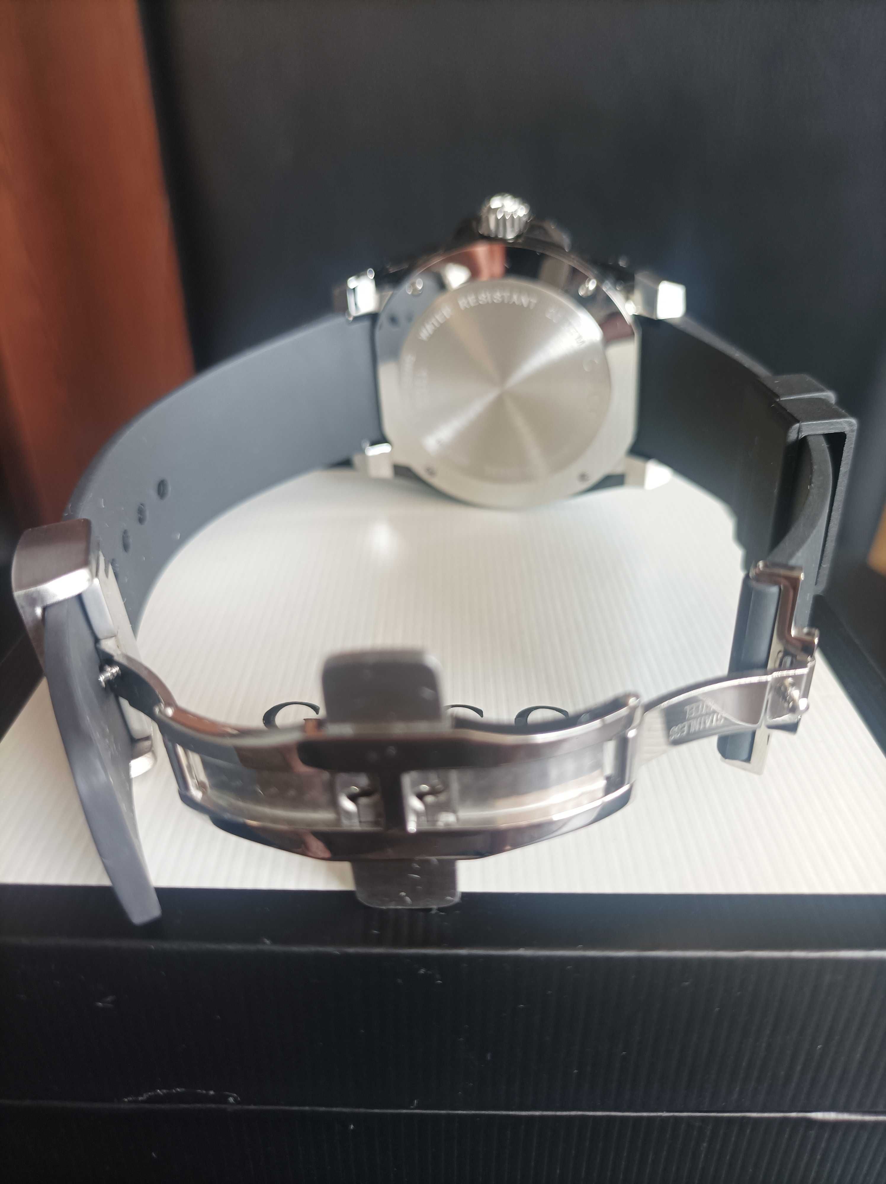 Часовник Gucci YA136204 Men's Black Rubber Strap Watches