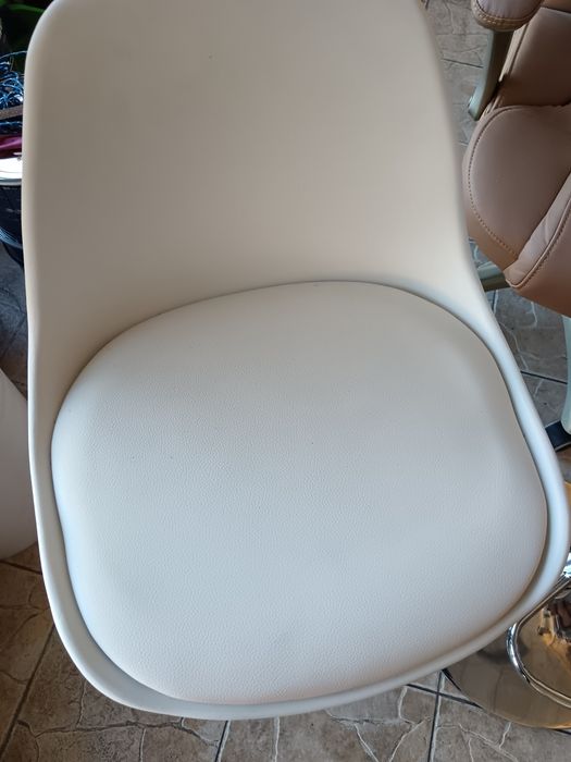 Два бар стола и един офис стол