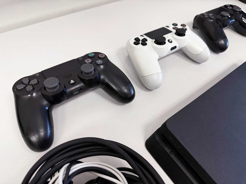 PlayStation 4 с 3 джойстика и игри / много запазен