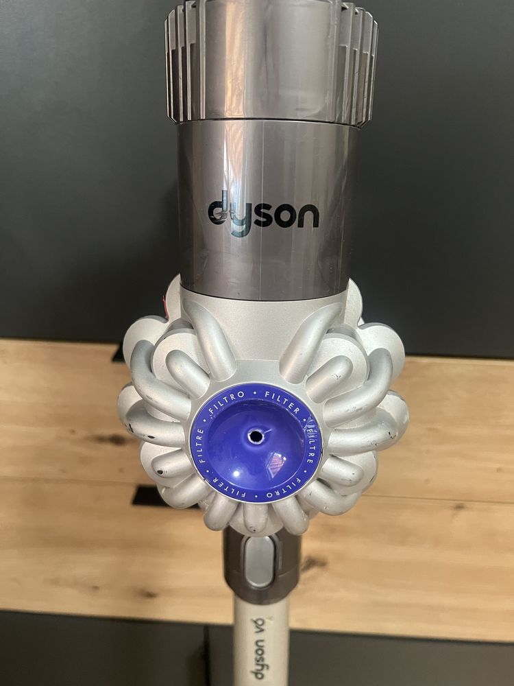 Вертикална прахосмукачка Dyson V6