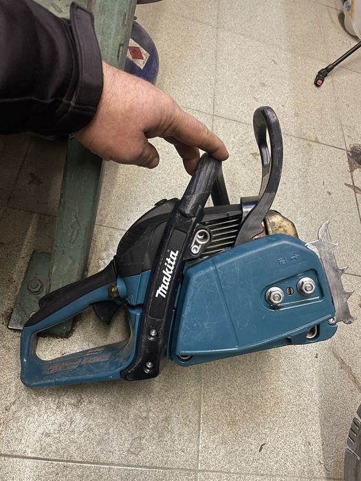 Моторна резачка за дърва makita EA3200S