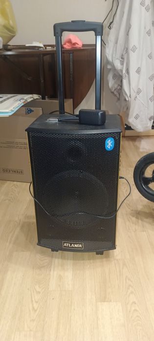 Продам блютуз колонку поддерживает радио microsSD flash карта блютуз.