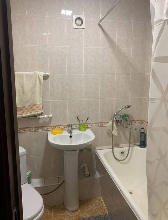 2/2/4 м Феруза,напротив ЭКО Базар,кирпич балкон 2*6,60 м2