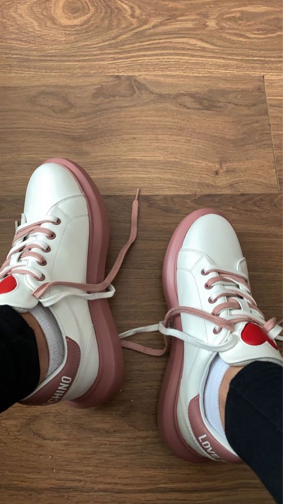 Sneakers Love Moschino