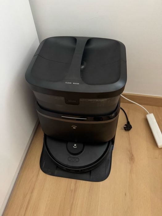 Robot aspirator mop EVACS cu statie