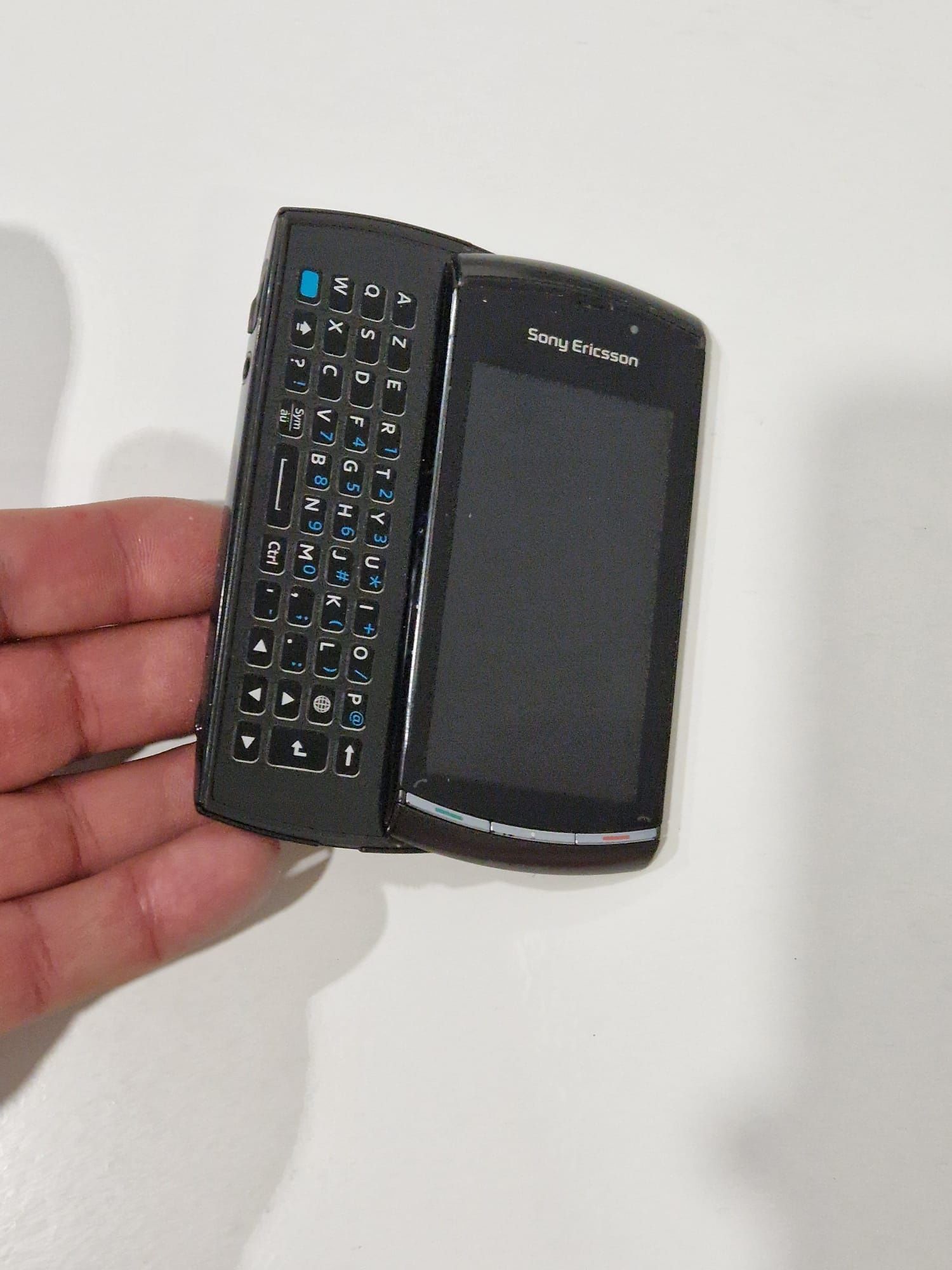 Telefon Sony Ericsson cu tastatura laterala cu încărcător original