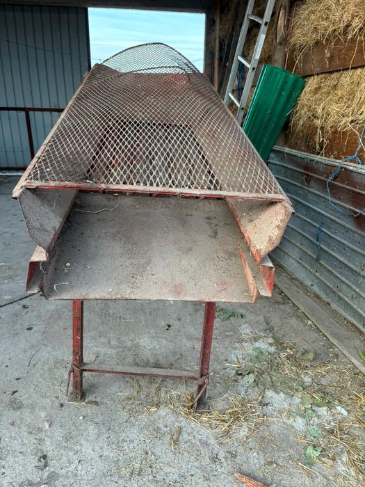 Vând mașină de depănușat porumb.