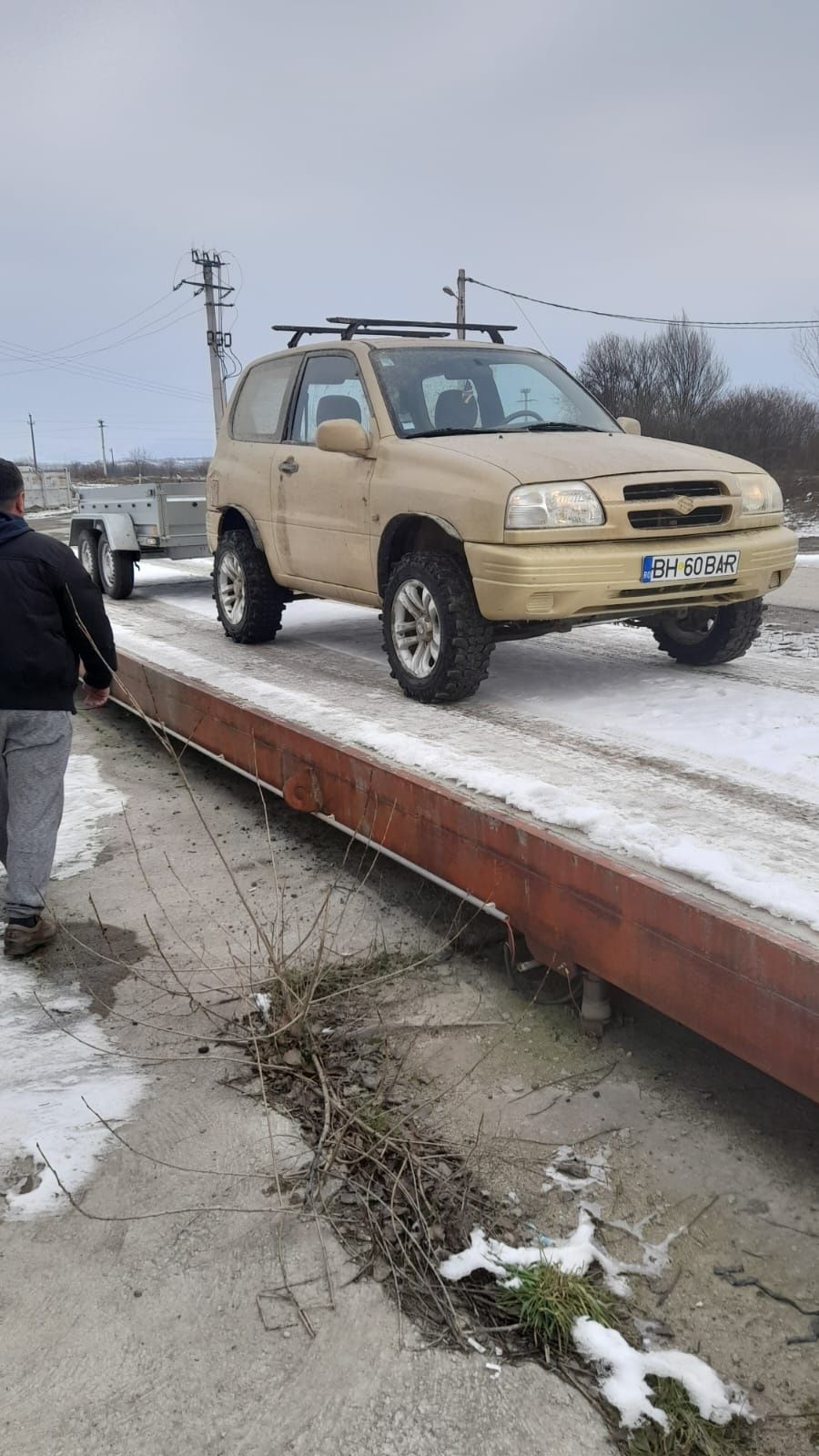 Vind Suzuki grand vitara an 2000 în stare foarte bună fiscal