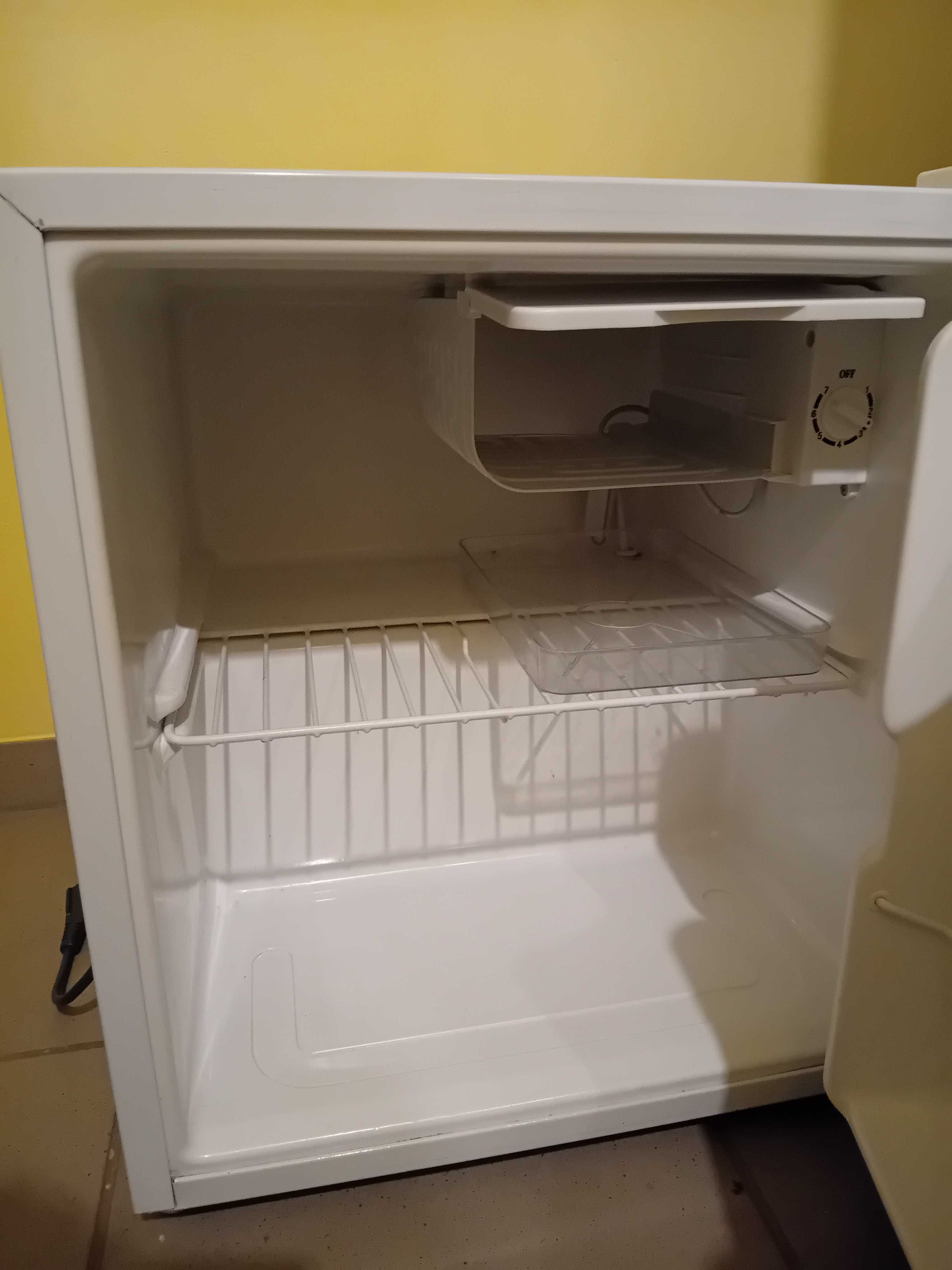 Midea BC-50, Минибар хладилник 43 л, с компресор и камера