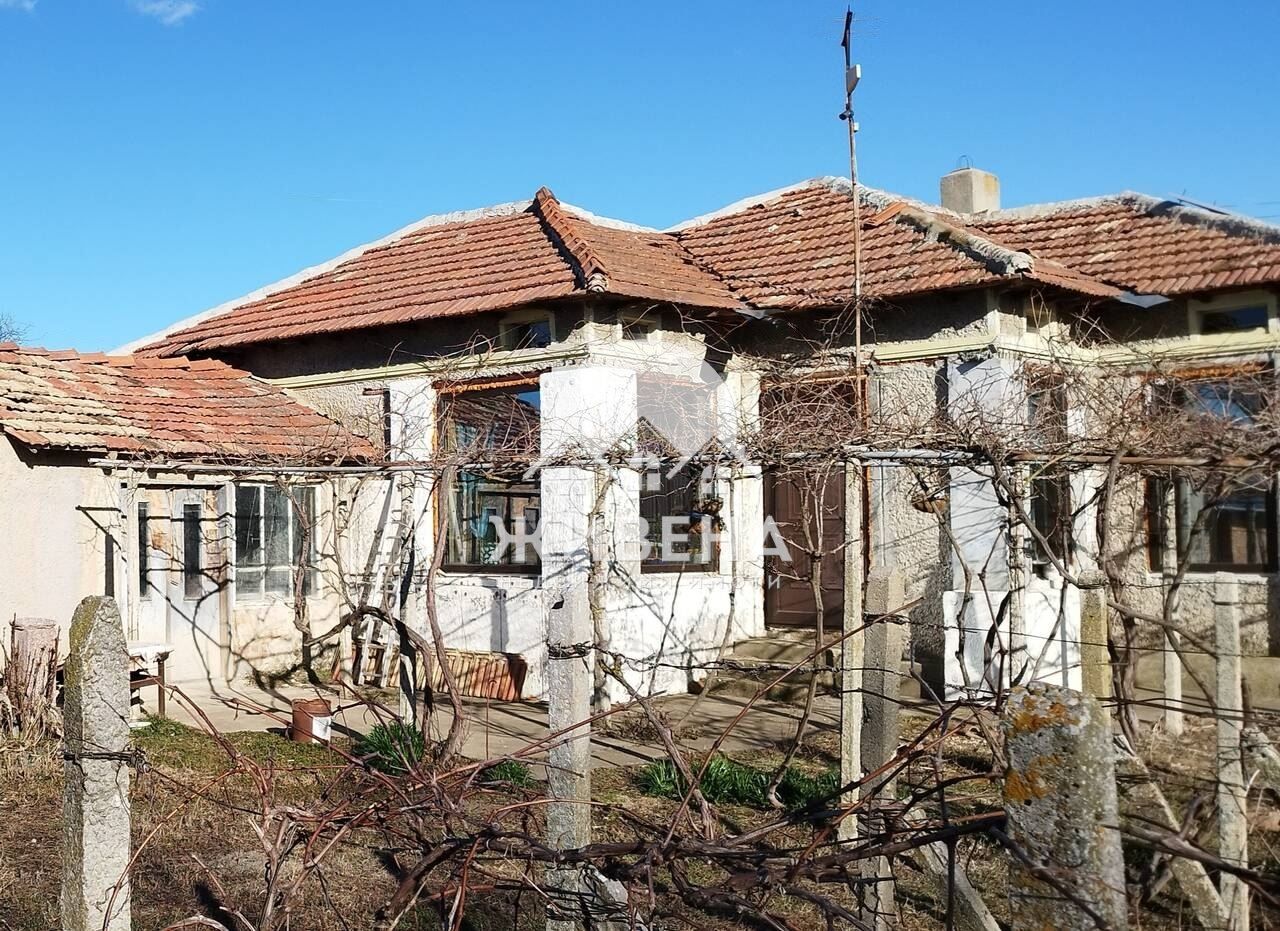 Продава къща с фотоволтаици, с. Победа