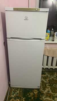 Срочно продаю холодильник Indesit