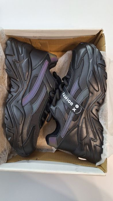 Черные кроссовки.