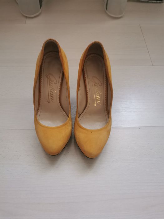 Vand pantofi de piele