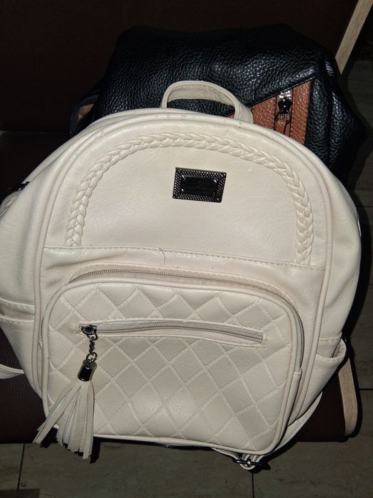 Vând 2 rucsacuri de dama