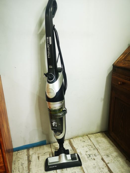 Vând aspirator vertical Rowenta Powerline Extreme Cyclonic
