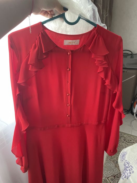 Красное шифоновое платье