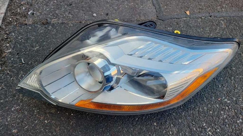 Far stânga Ford Kuga cu xenon