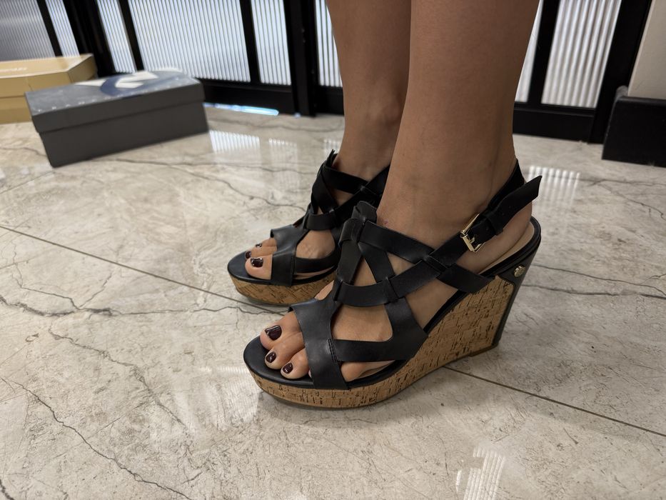 Босоножки Guess