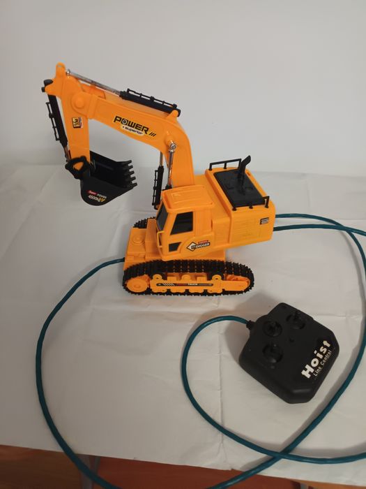 Escavator si masina de salubrizare