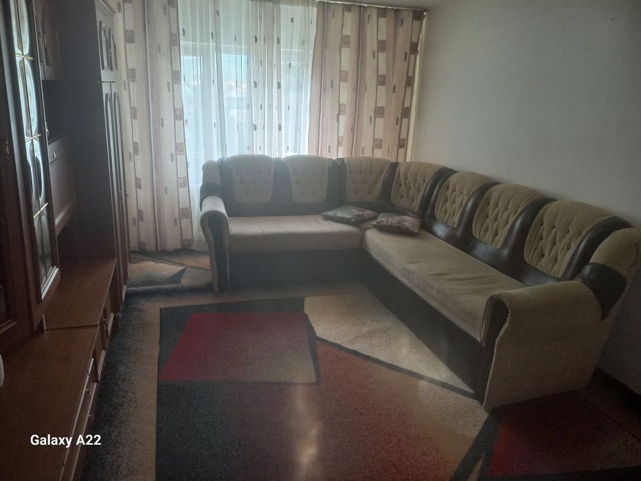 Inchiriez apartament 2 camere decomandat.