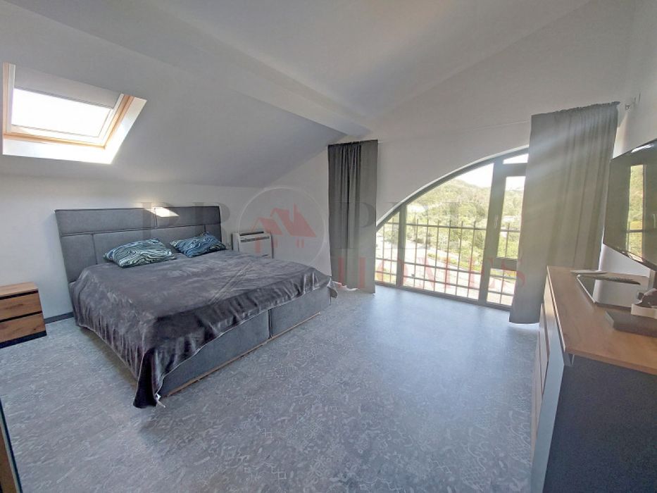 Отличен Мезонет с Две Спални в Центъра