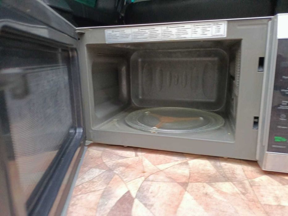 Продам рабочую микроволновую печь.