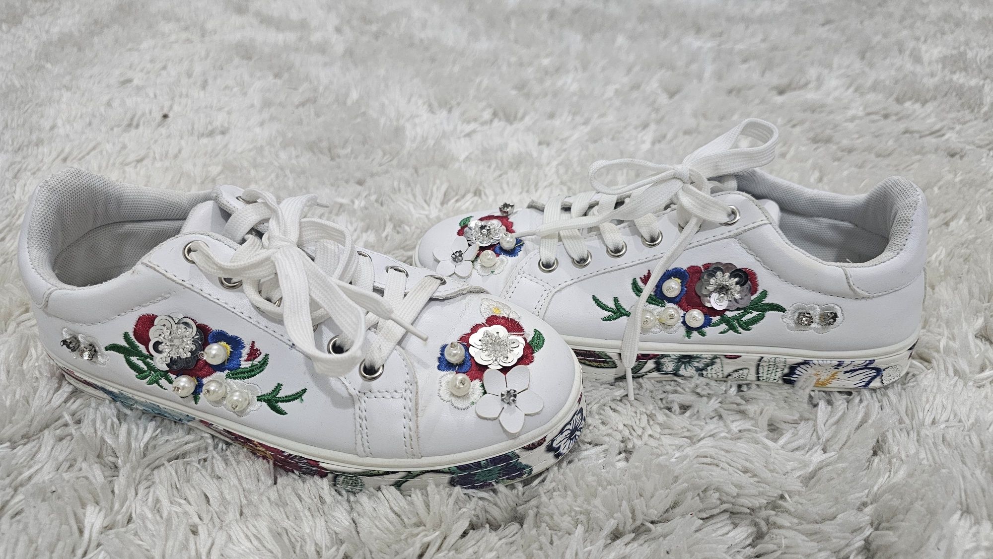 Pantofi albi cu detalii decorative