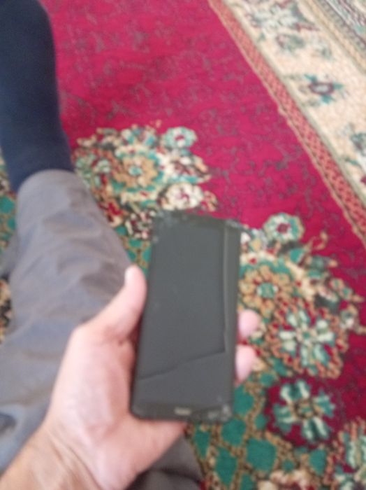 Прадаётся телефон редми5