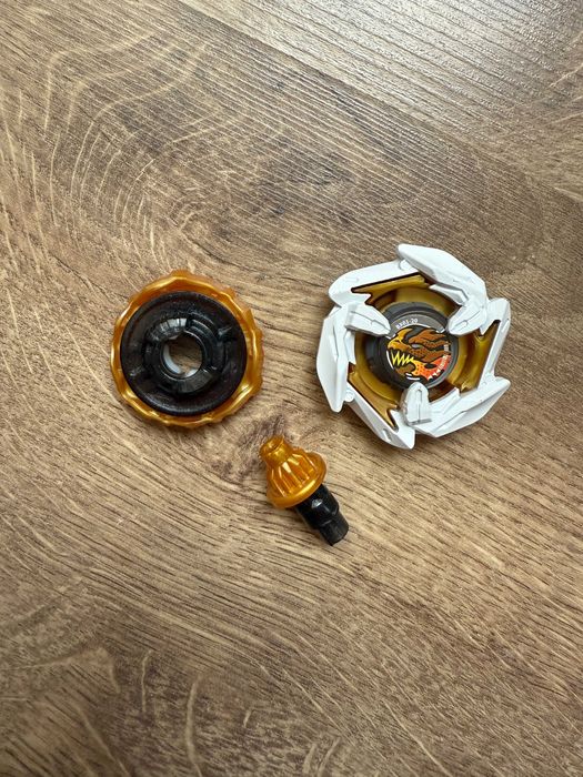 Beyblade комплект с X-Winder Launcher