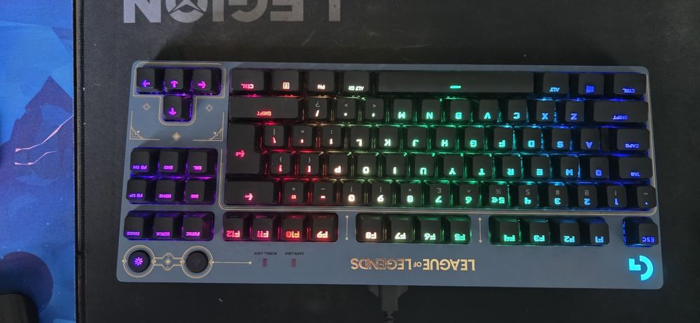 Tatstura mecanica logitech pro League of legends limited edition