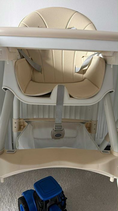 Vand scaun cu măsuța impecabil