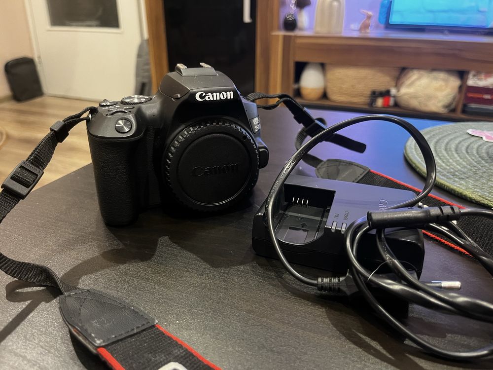 CANON EOS 250D + обектив 18-55mm, зарядно и страп