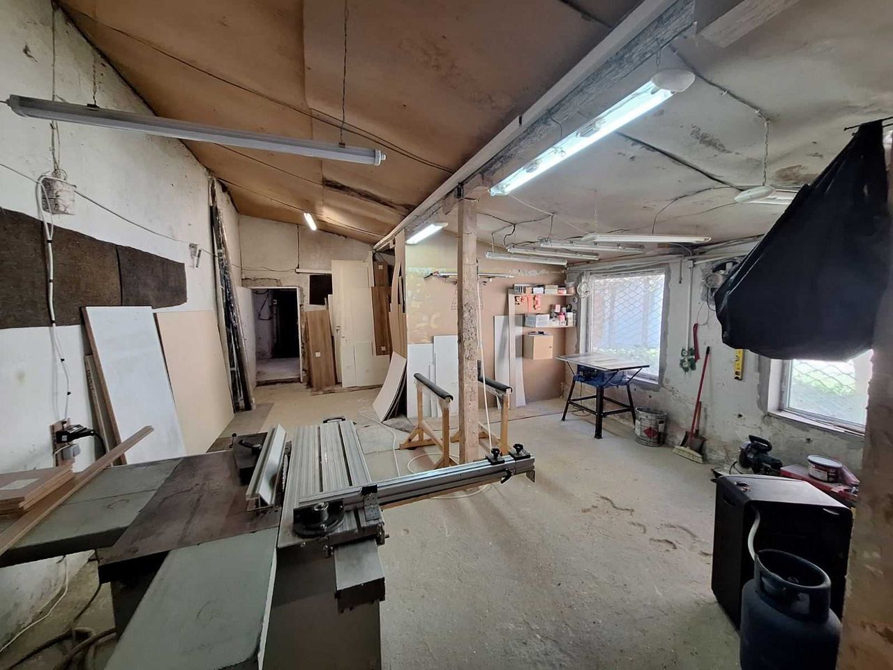 Дава се под наем Склад в София, Докторски паметник - 90 кв.м за 210 € - Снимка #1