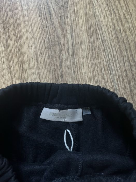 pantaloni essentials