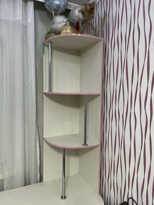 Продается стол с тумбами и полки