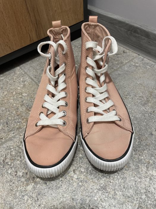 Кецове пепел от рози на Calvin Klein