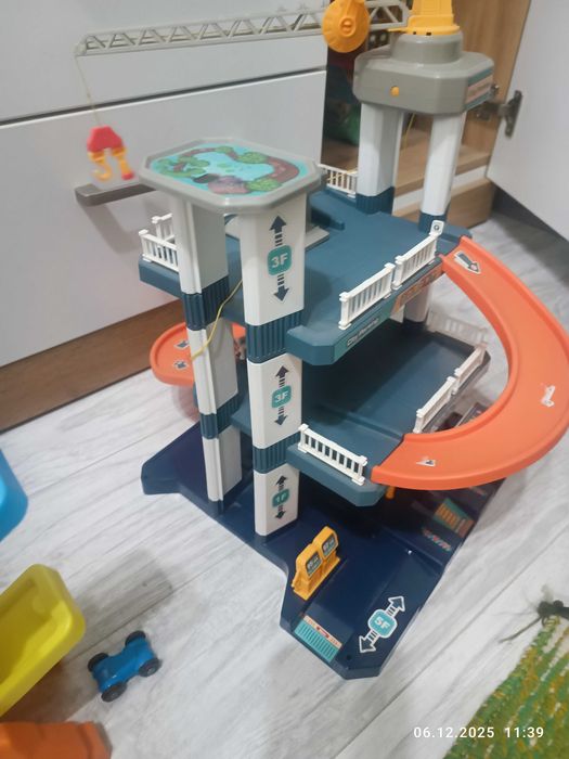 Игрушка трехуровневая парковка